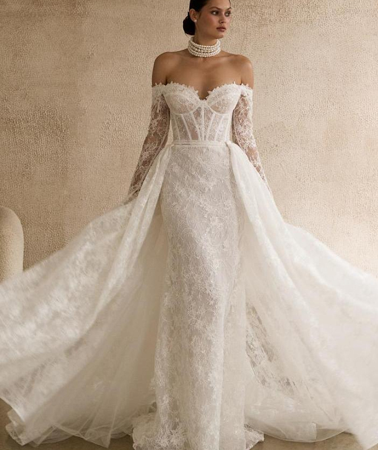 Кружевное свадебное платье с рукавами и съемным шлейфом