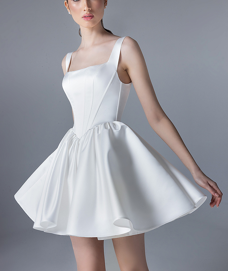 Короткое свадебное платье с трендовым корсетом