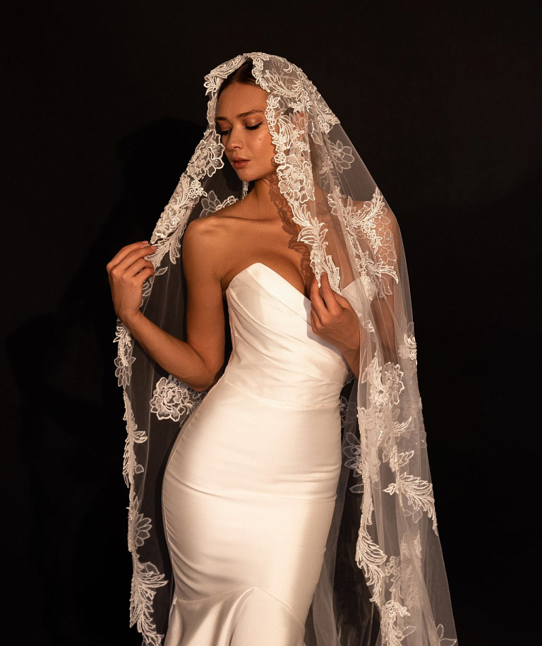 Свадебная фата с красивым кружевом у лица