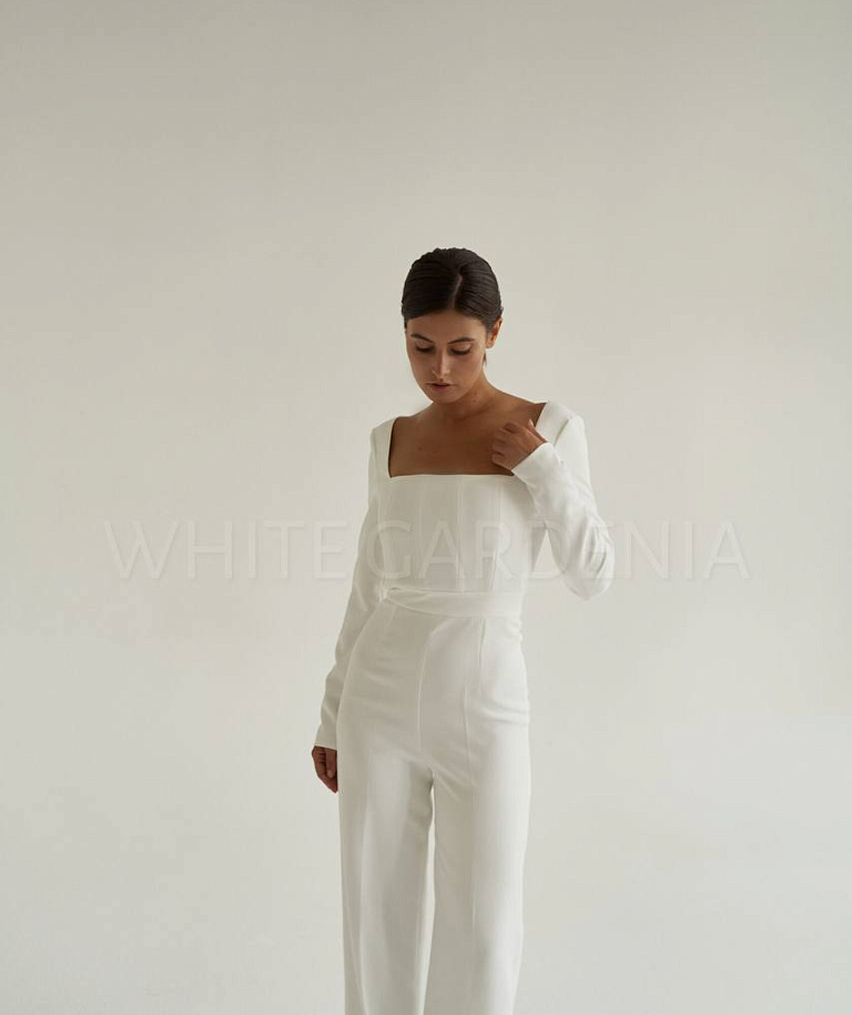 Белый свадебный комбинезон с квадратным вырезом