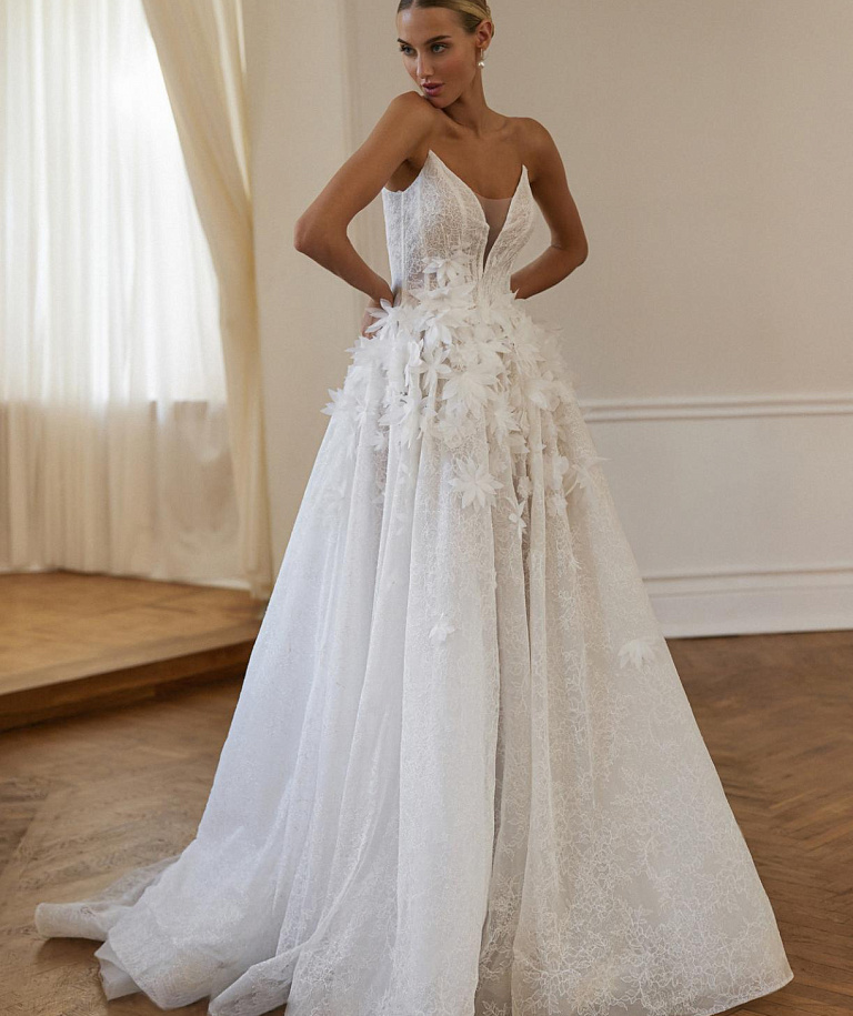 Эффектное свадебное платье с объемными цветками