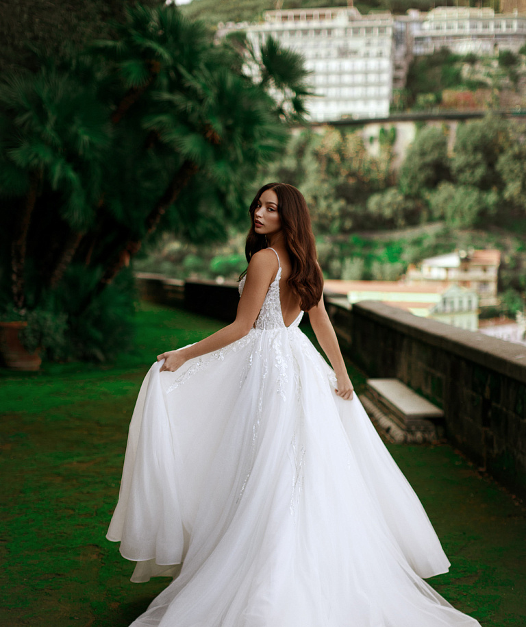 Роскошное свадебное платье на тонких бретелях