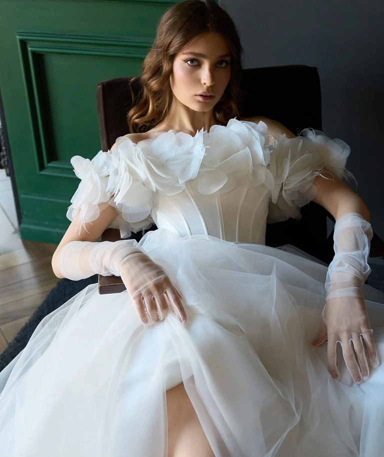 Свадебное платье с объемными лепестками