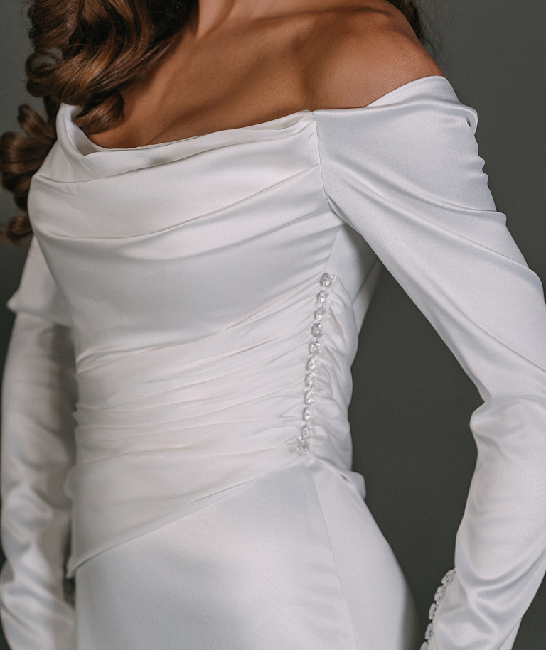 Атласное свадебное платье с ассиметричным верхом