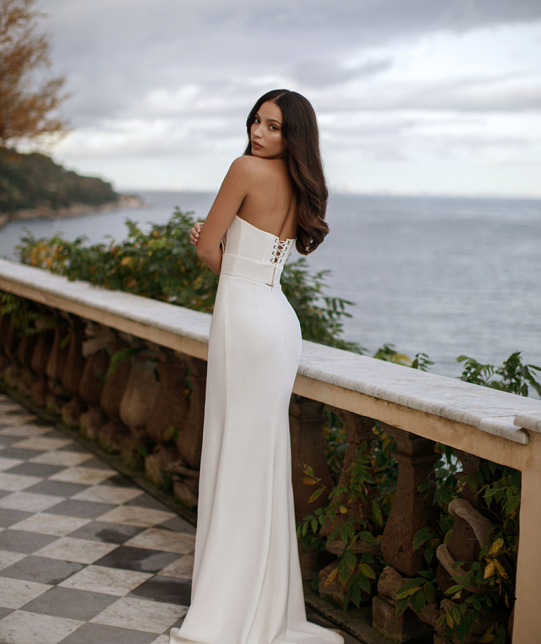 Стильное свадебное платье с разрезом на юбке