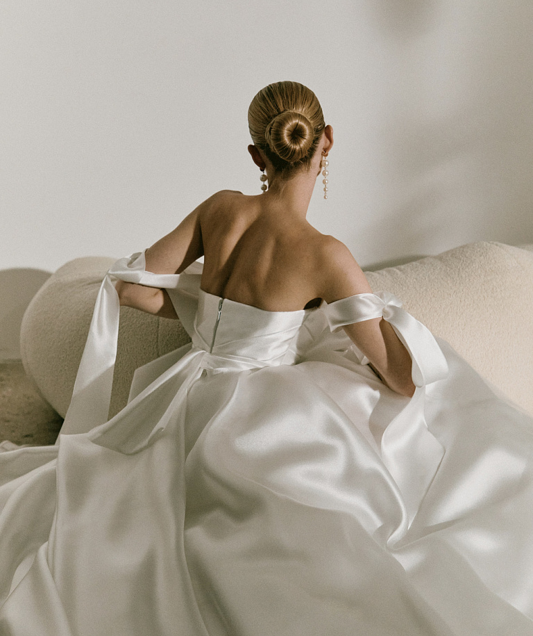 Атласное свадебное платье с бретелями-бантами