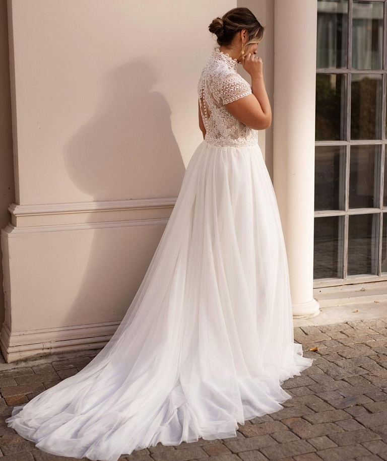 Стильное свадебное платье для полных