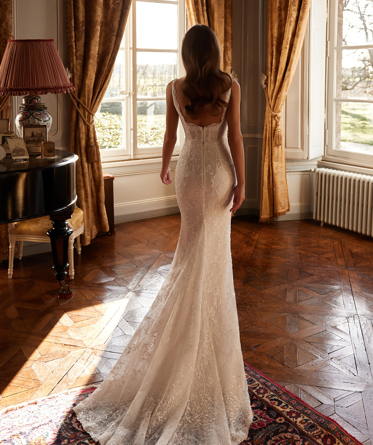 Роскошная русалка с квадратным вырезом и пышным слейфом