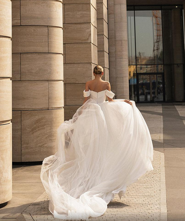 Нежное свадебное платье со шлейфом