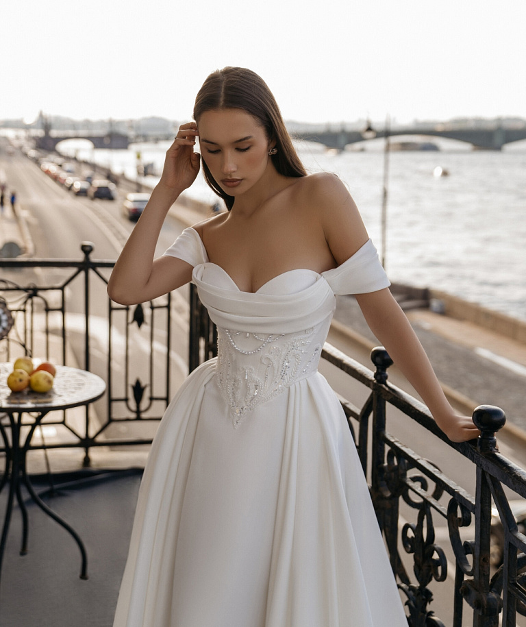 Атласное свадебное платье с объемной вышивкой