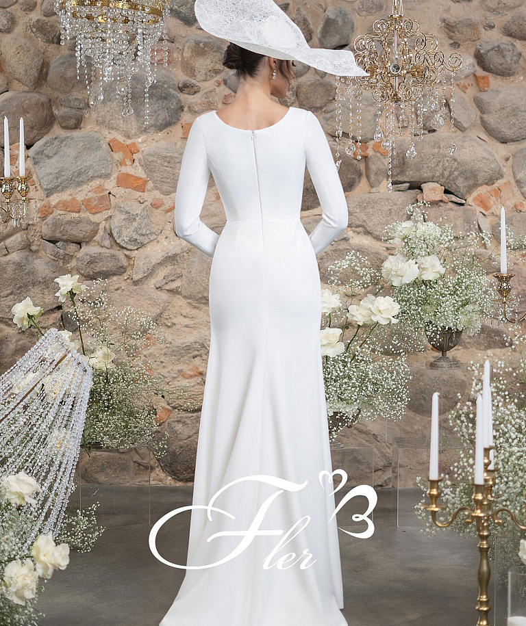 Лаконичное свадебное платье с руквами и V-вырезом