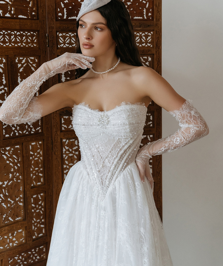 Роскошное кружевное свадебное платье с диснеевским корсетом