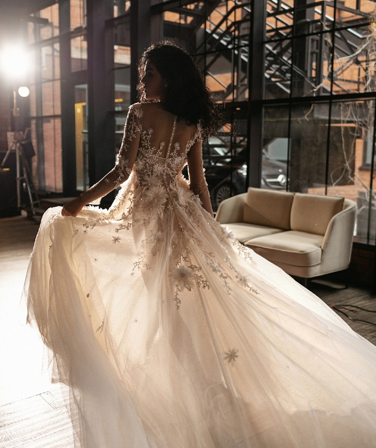 Дизайнерское свадебное платье с объемными цветами