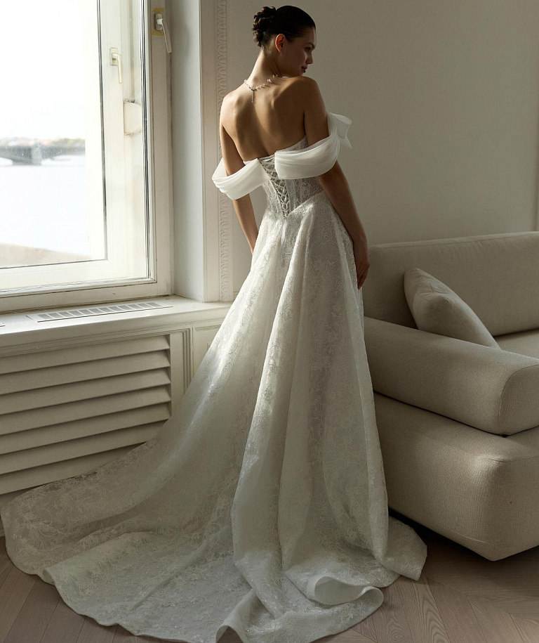 Кружевное свадбеное платье с открытыми плечами