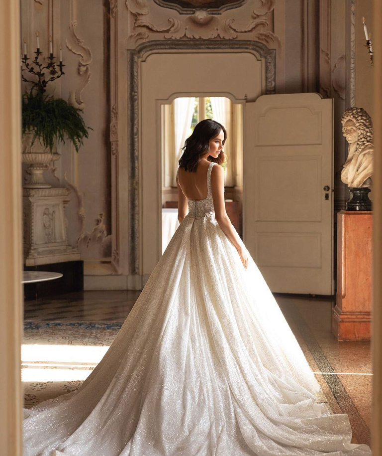 Королевское свадебное платье с квадратным вырезом