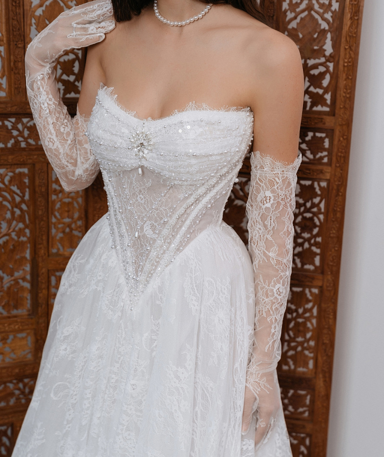 Роскошное кружевное свадебное платье с диснеевским корсетом