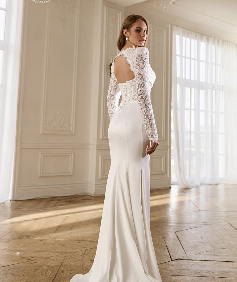 Свадебное платье с кружевным корсетом и рукавами