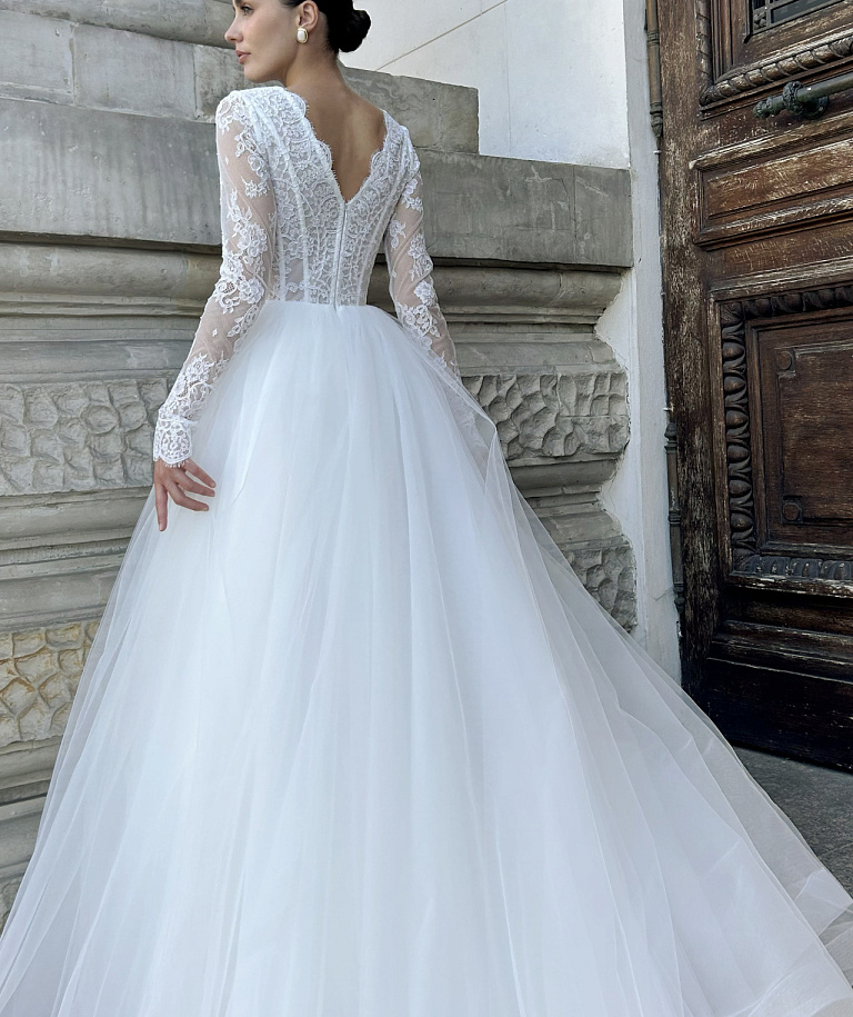 Свадебное платье с кружевными рукавами и V-вырезом