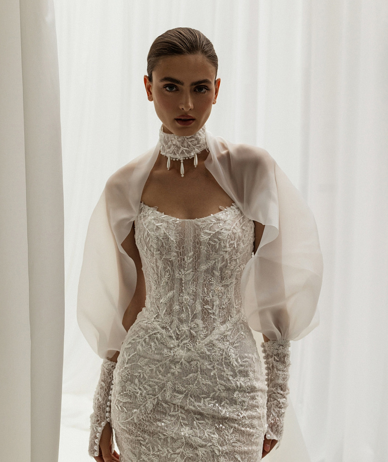 Короткое свадебное платье с чокером