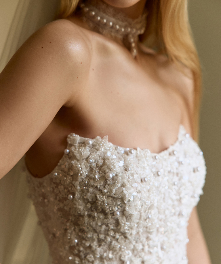 Пышное кружевное свадебное платье с жемчугом 