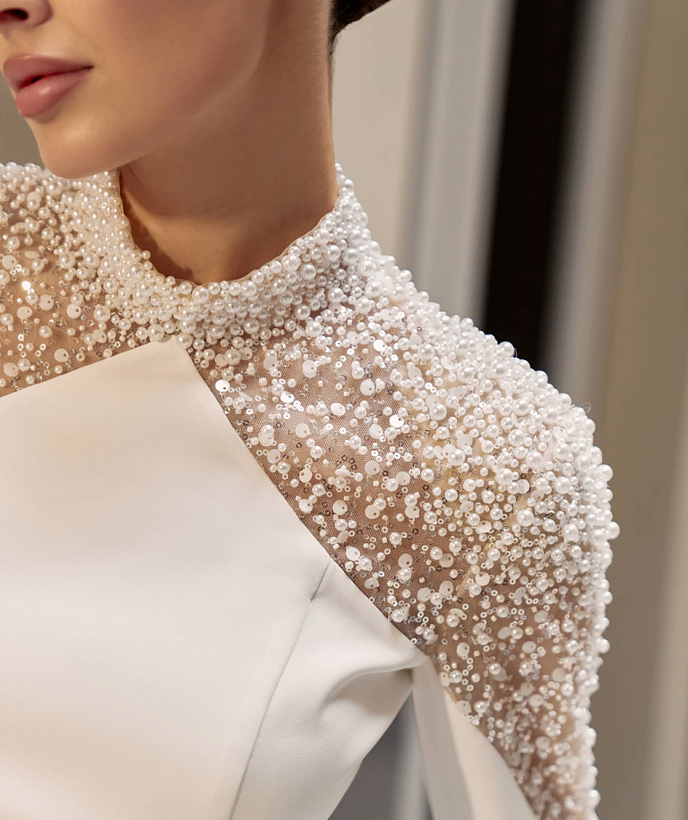 Силуэтное минималистичное свадебное платье с декором из жемчуга