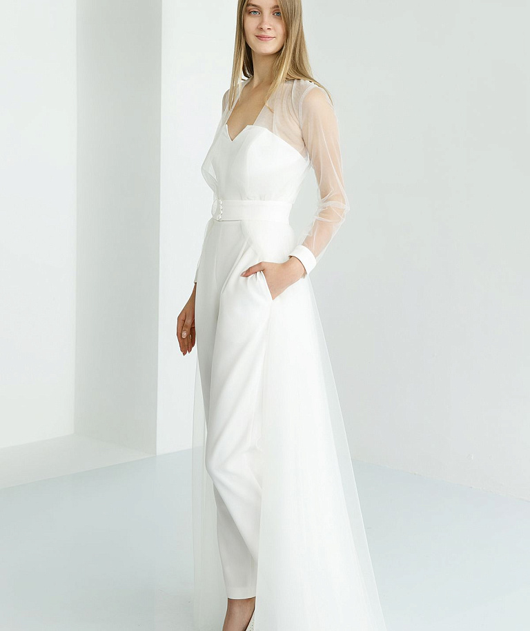 Белый брючный комбинезон с накидкой