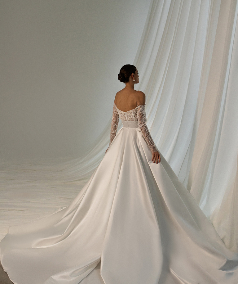 Свадебное платье с атласной юбкой и кружевным верхом