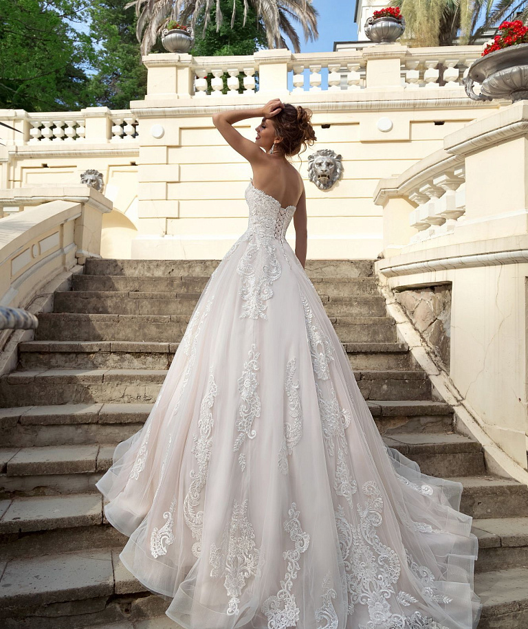 Платье принцесса в авторском переливающемся кружеве