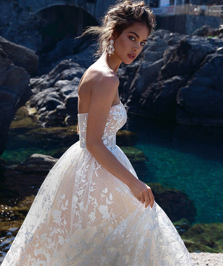 Кружевное платье с мерцающей юбкой