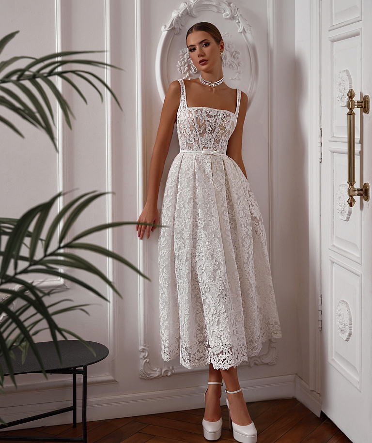 Кружевное белое свадебное платье миди