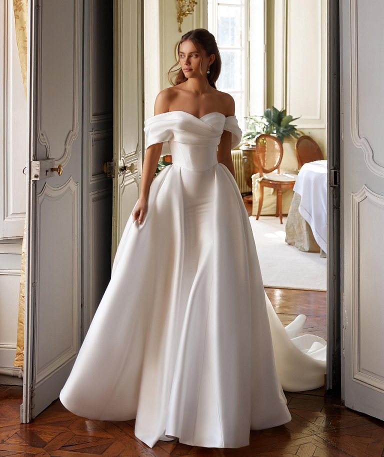 Роскошный комплект из микадо со съемным шлейфом