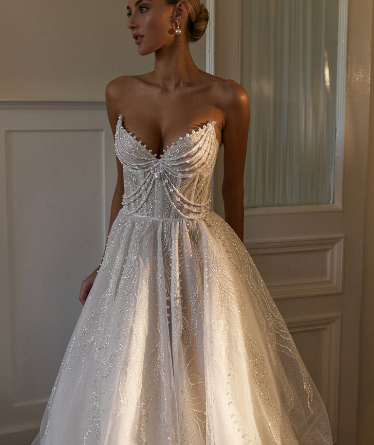 Роскошное свадебное платье декорированное жемчугом