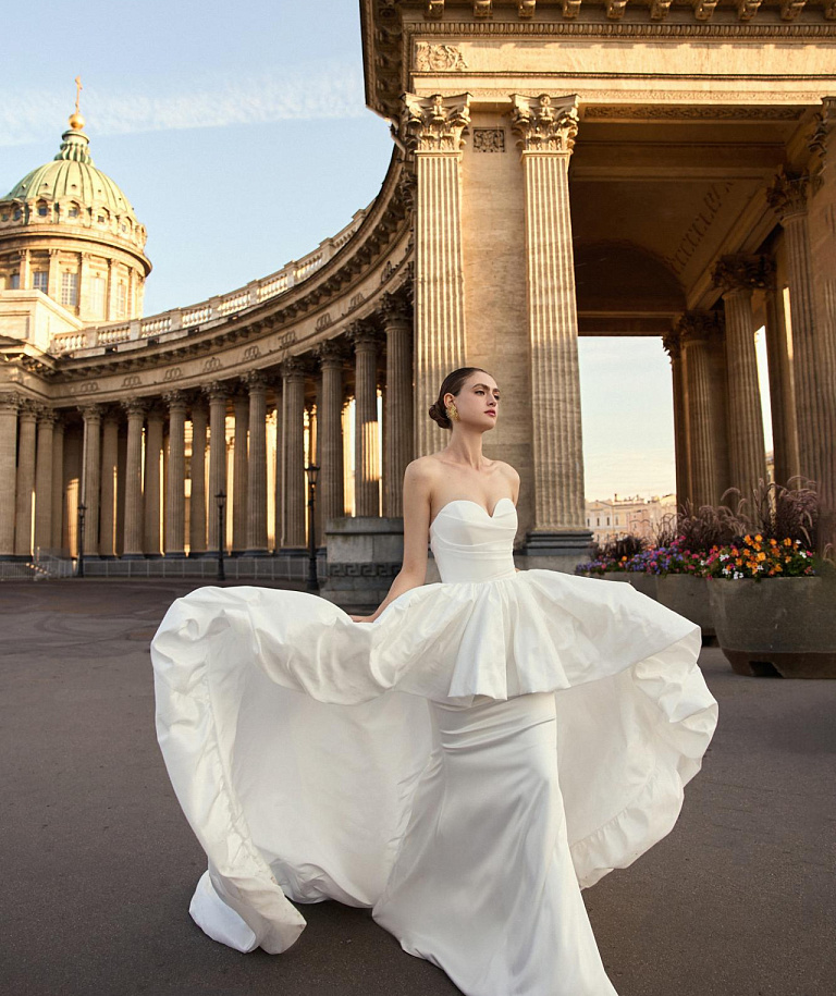 Стильное свадебное платье с необычной юбкой