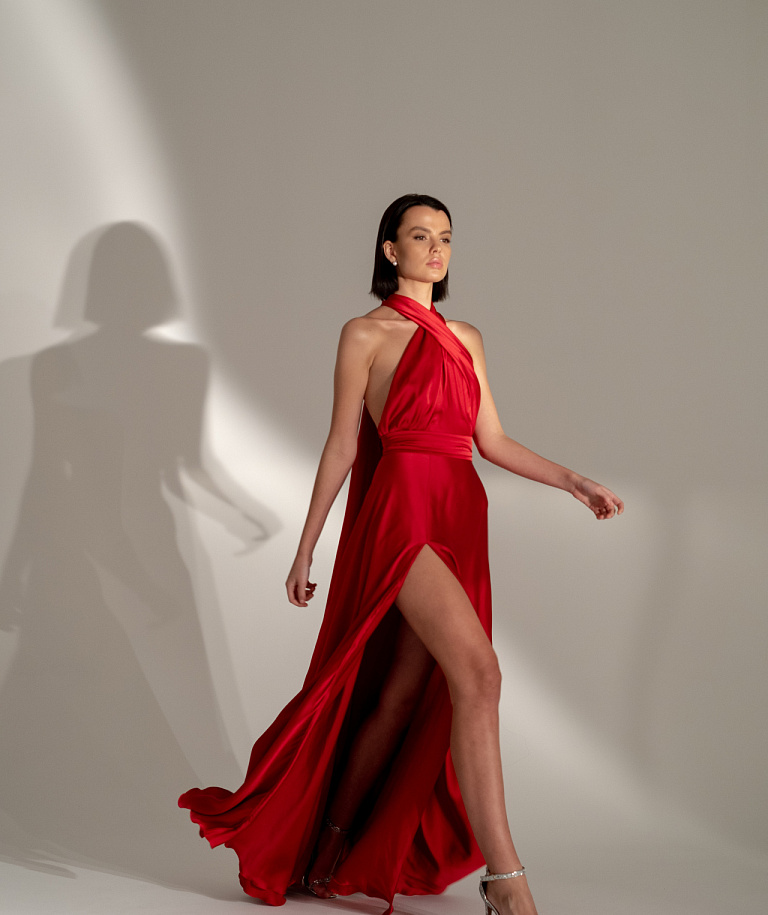 Шелковое вечернее платье рубинового цвета