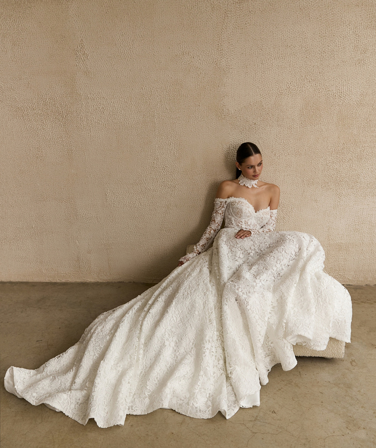 Роскошное кружевное свадебное платье с рукавами и открытыми плечами