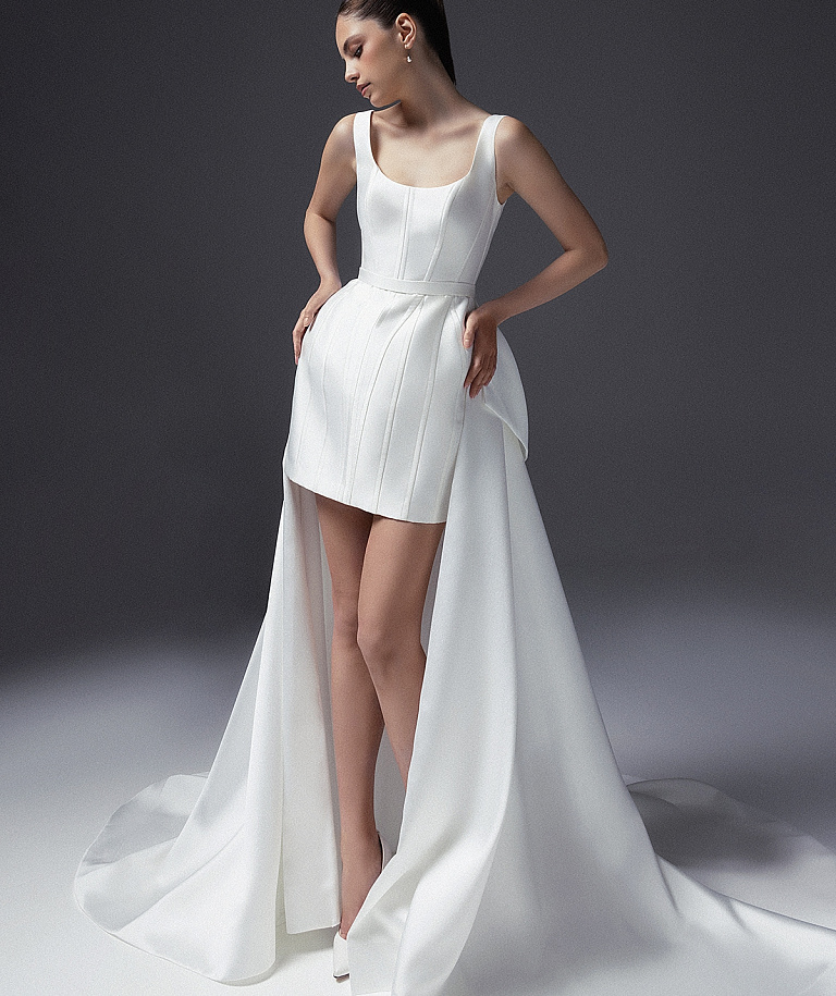 Короткое свадебное платье со съемной юбкой