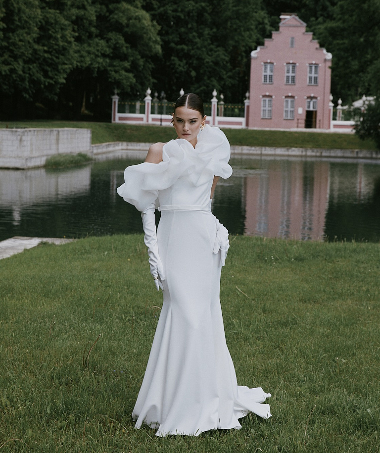 Лаконичное свадебное платье с ассиметричным верхом