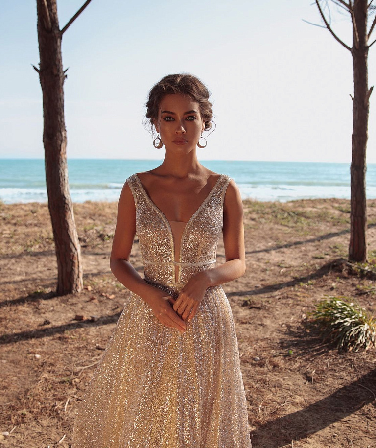 Блестящее золотое свадебное платье