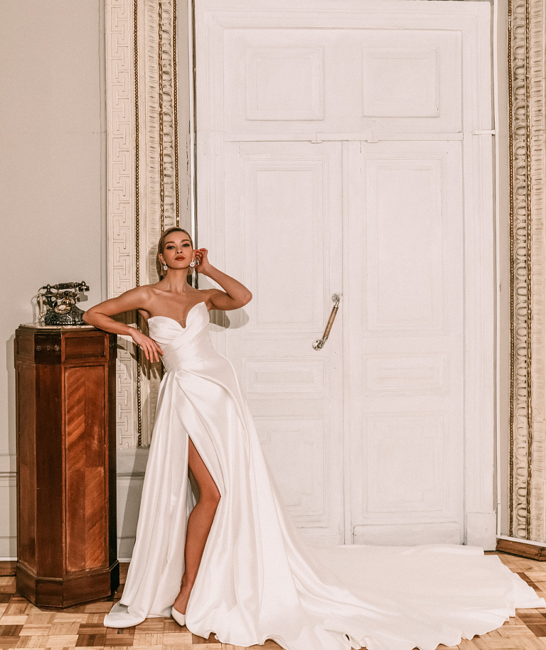 Роскошное свадебное платье из атласа