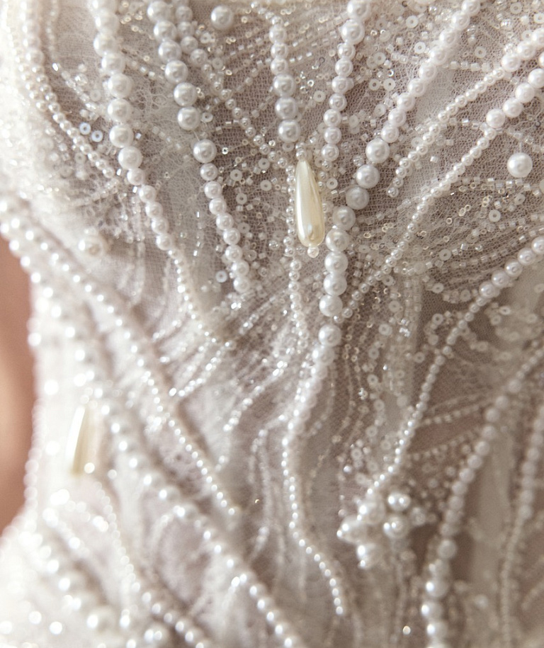 Свадебное платье-русалка из расшитого кружева и декором из жемчуга