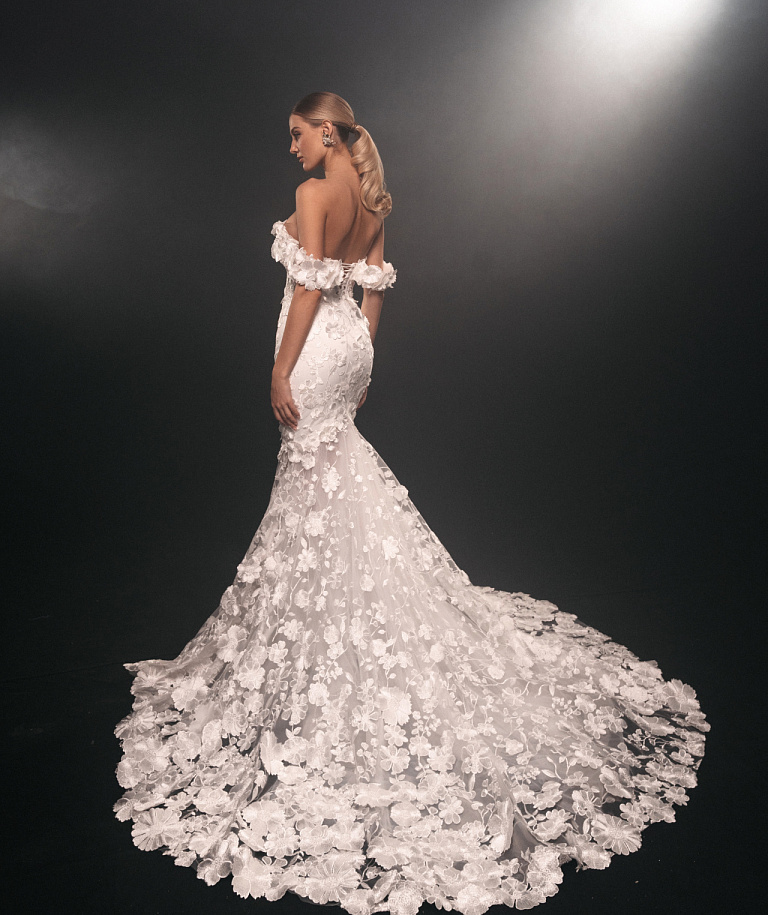 Роскошное свадебное платье с объемным кружевом