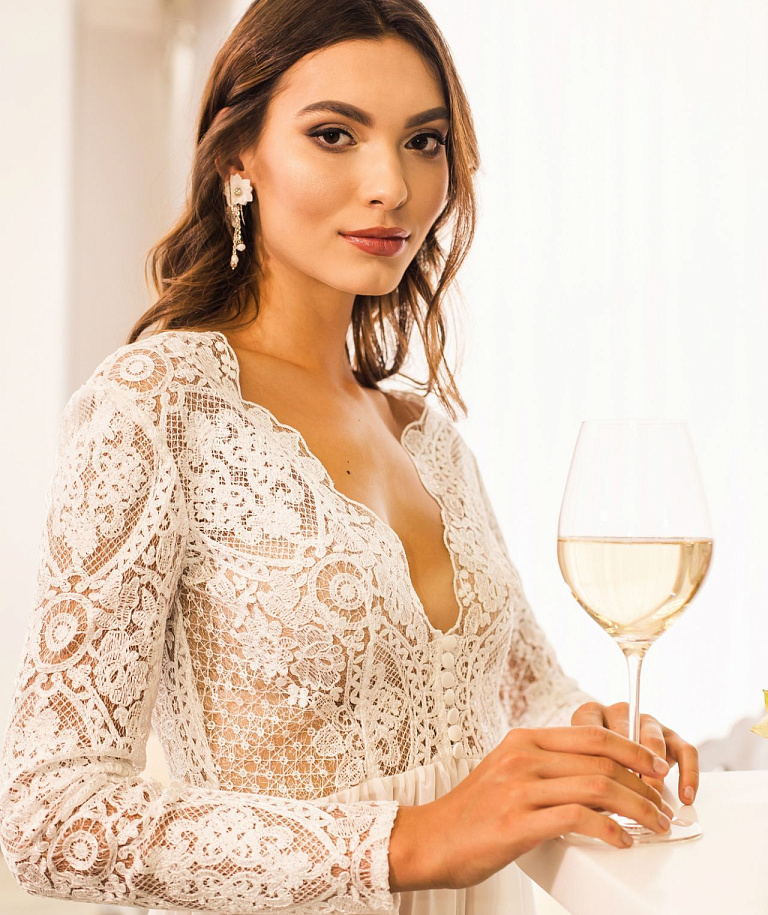 Будуарное платье с кружевными рукавами