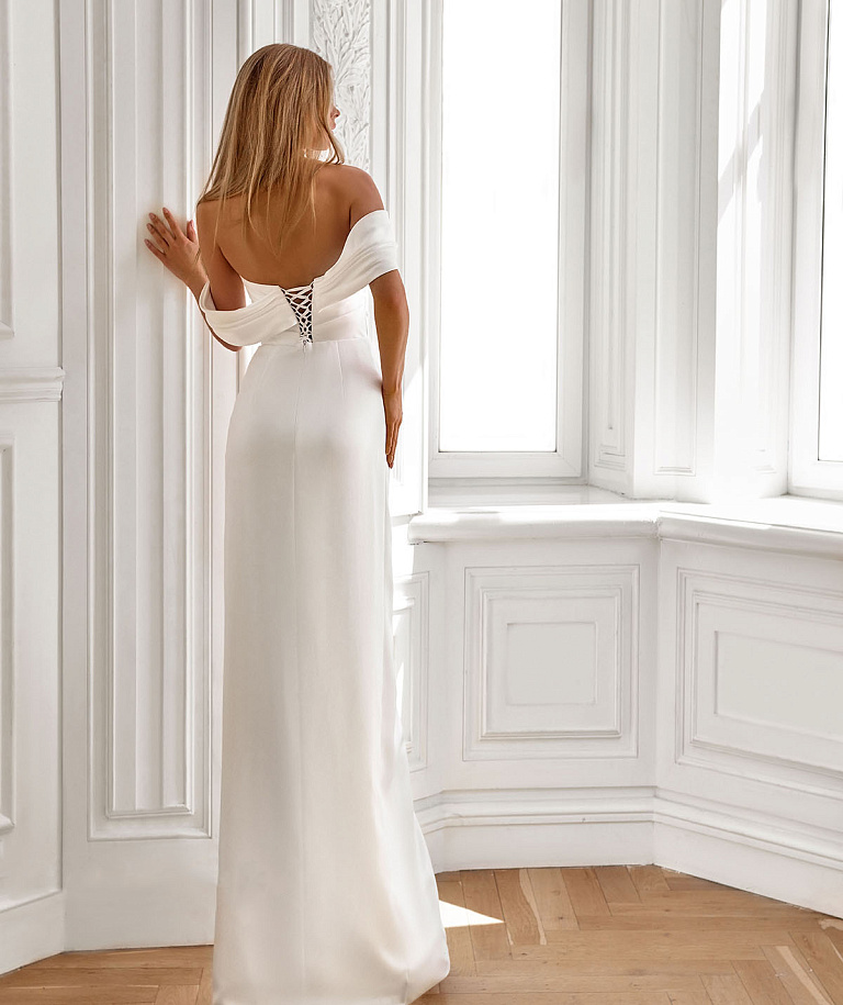 Свадебное платье русалка с разрезом в минималистичном стиле