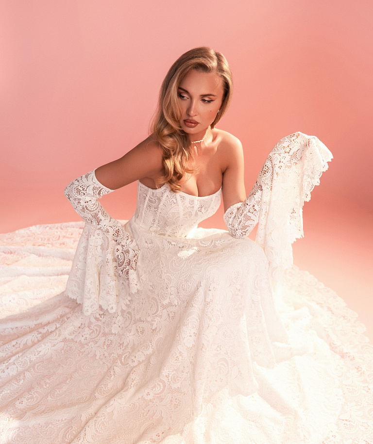 Кружевное свадебное платье со рукавами-клешь