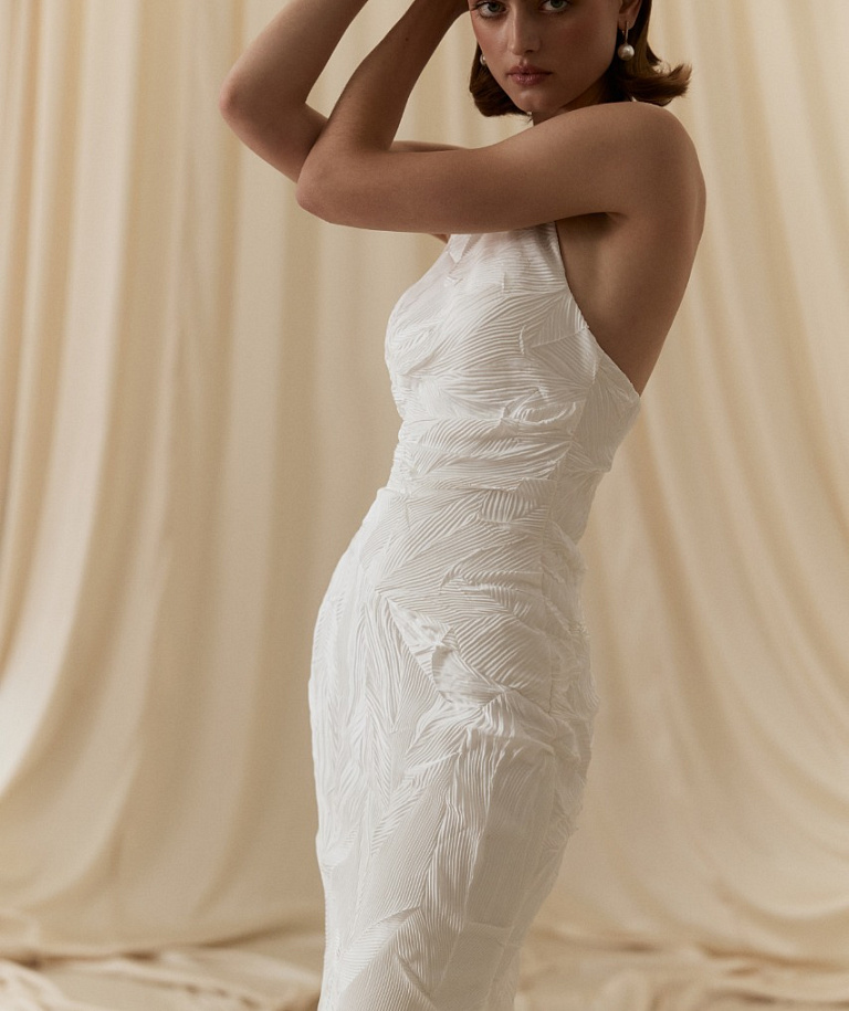 Эффектное свадебное платье из дизайнерской ткани с американской проймой и съемным кейпом