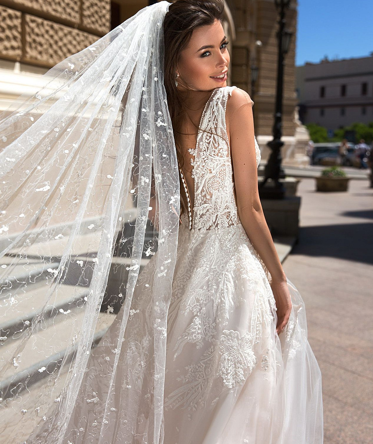 Свадебная фата расшитая сверкающими пайетками