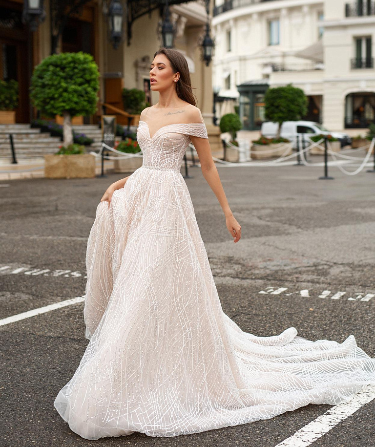 Блестящее свадебное платье с роскошным шлейфом