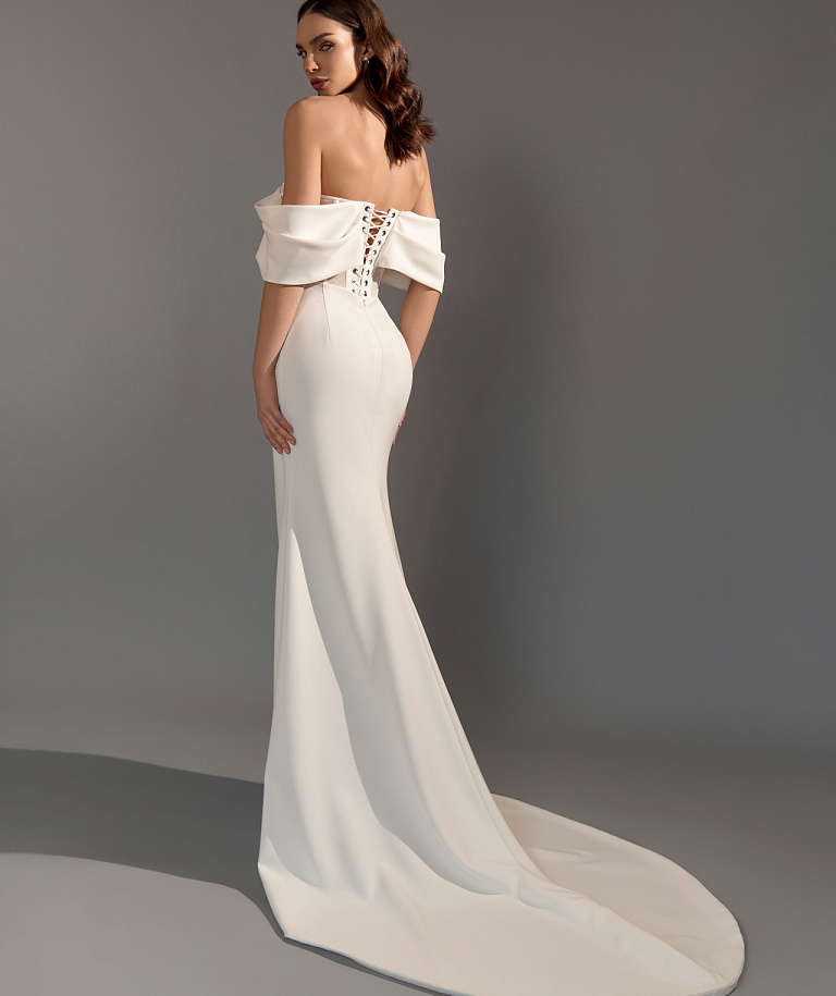 Лаконичное свадебное платье с прозрачным корсетом