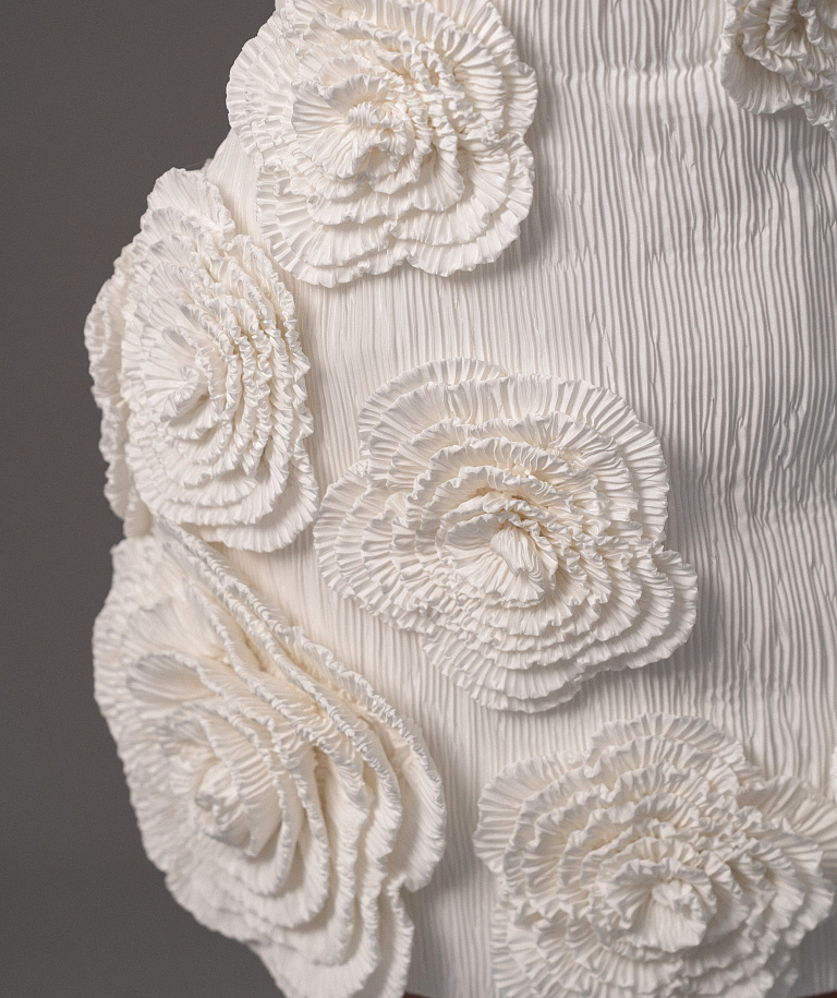 Короткое свадебное платье с 3D цветами