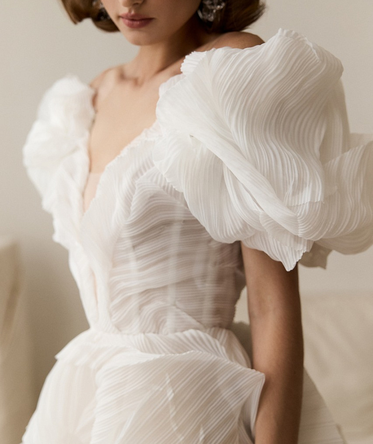 Стильное свадебное платье из дизайнерской ткани с болеро